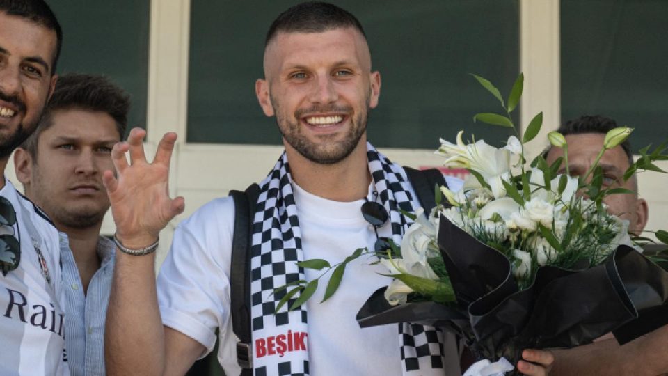Beşiktaş Ante Rebic’in transferi için görüşmelerin başladığını açıkladı