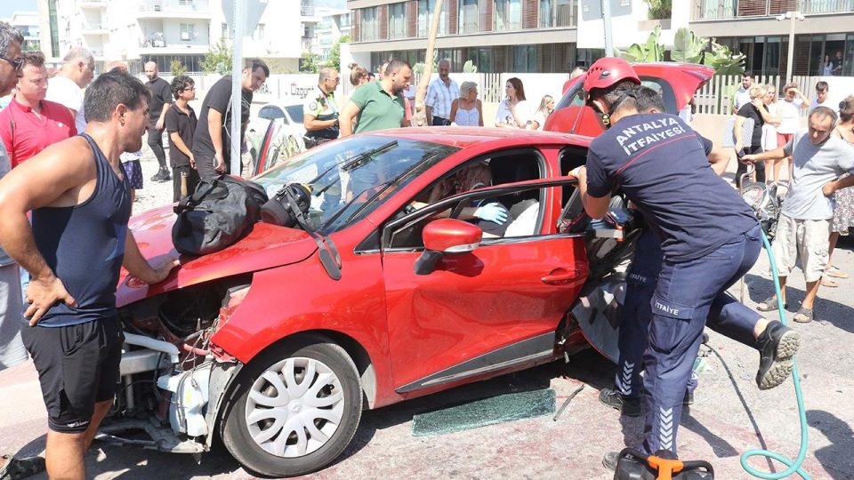 Antalyasporlu Naldo’nun ailesi kaza geçirdi: 1’i ağır, 5 yaralı