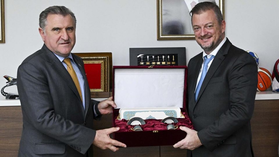 Bakan Bak Uluslararası Paralimpik Komitesi Başkanı Andrew Parsons ile görüştü